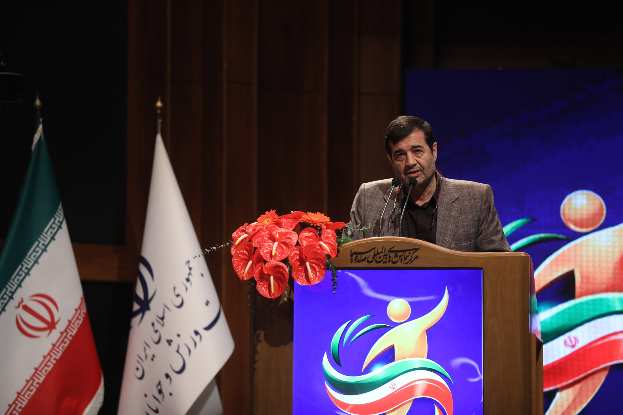 دکتر دنیامالی: فدراسیون&zwnj;ها را به اهلش بسپاریم